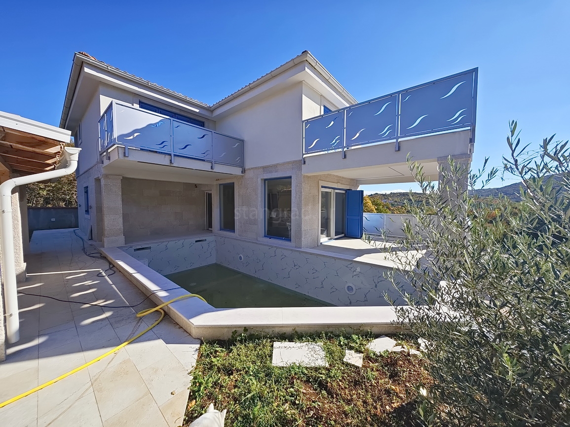 Vrbnik, moderna hiša z razgledom na mirni lokaciji!