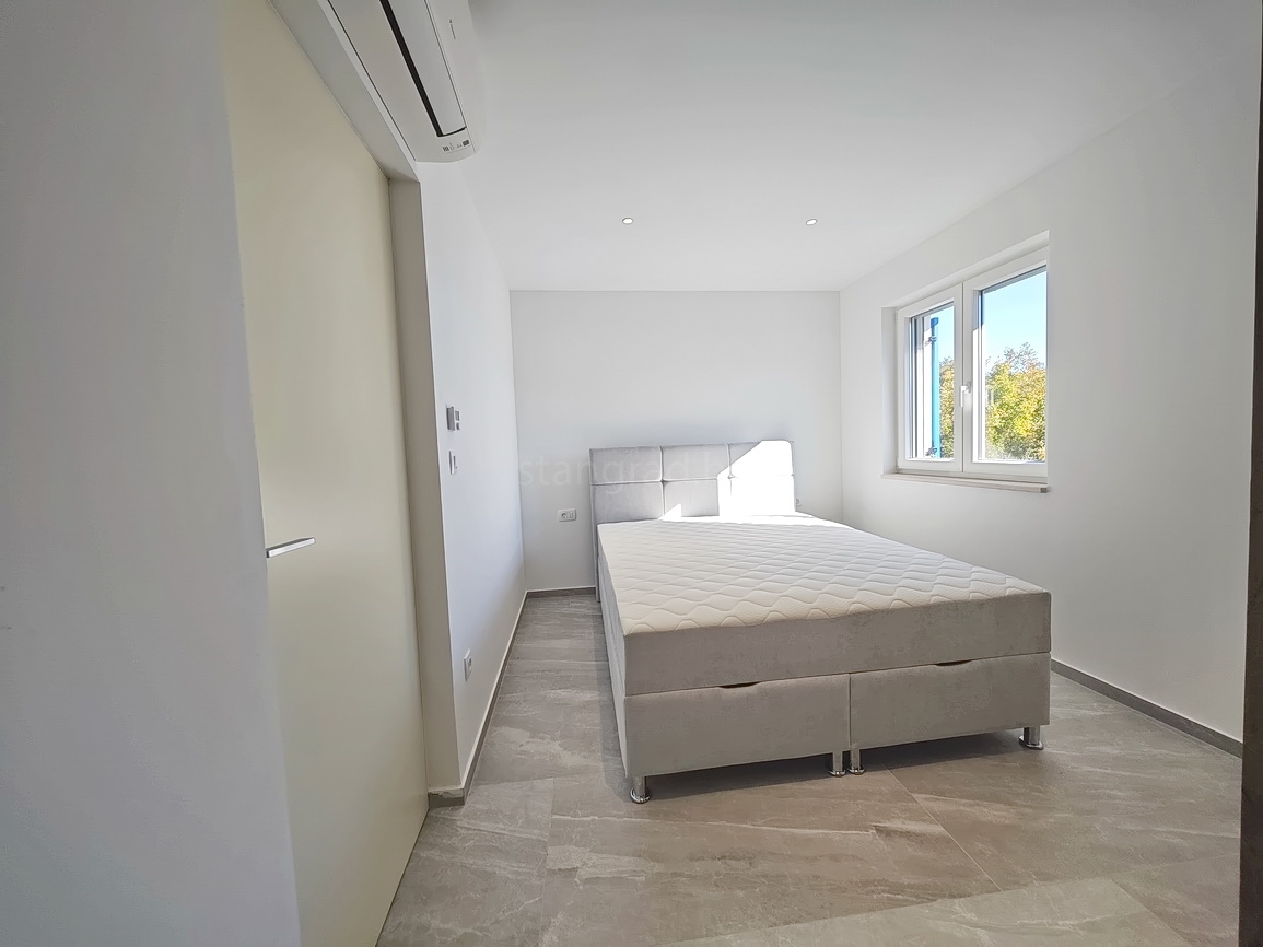 Vrbnik, moderna hiša z razgledom na mirni lokaciji!