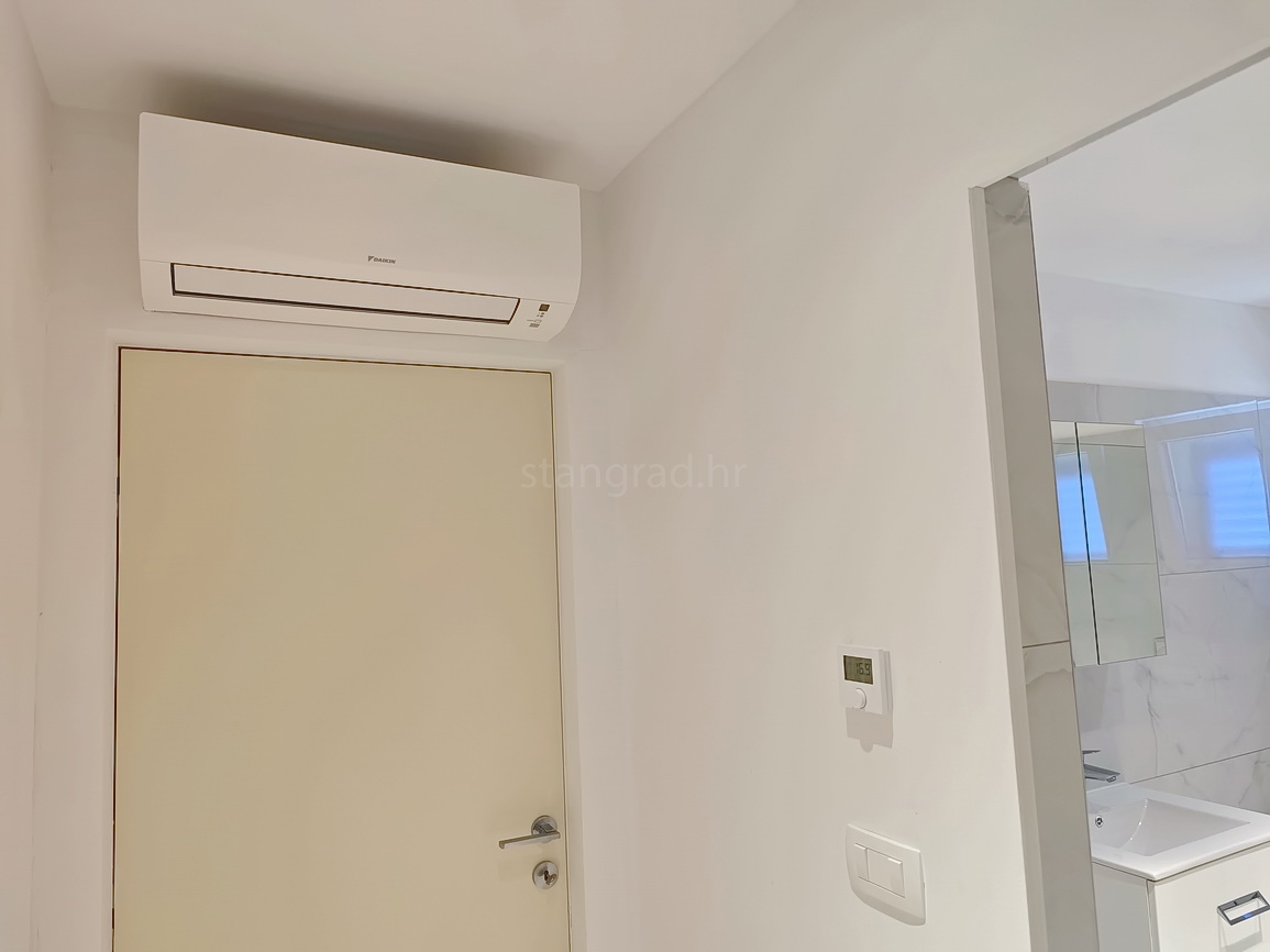 Vrbnik, moderna hiša z razgledom na mirni lokaciji!