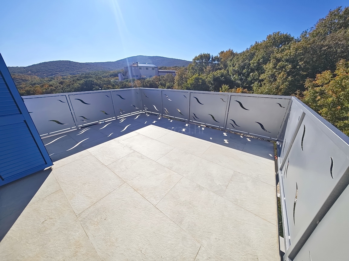 Vrbnik, moderna hiša z razgledom na mirni lokaciji!