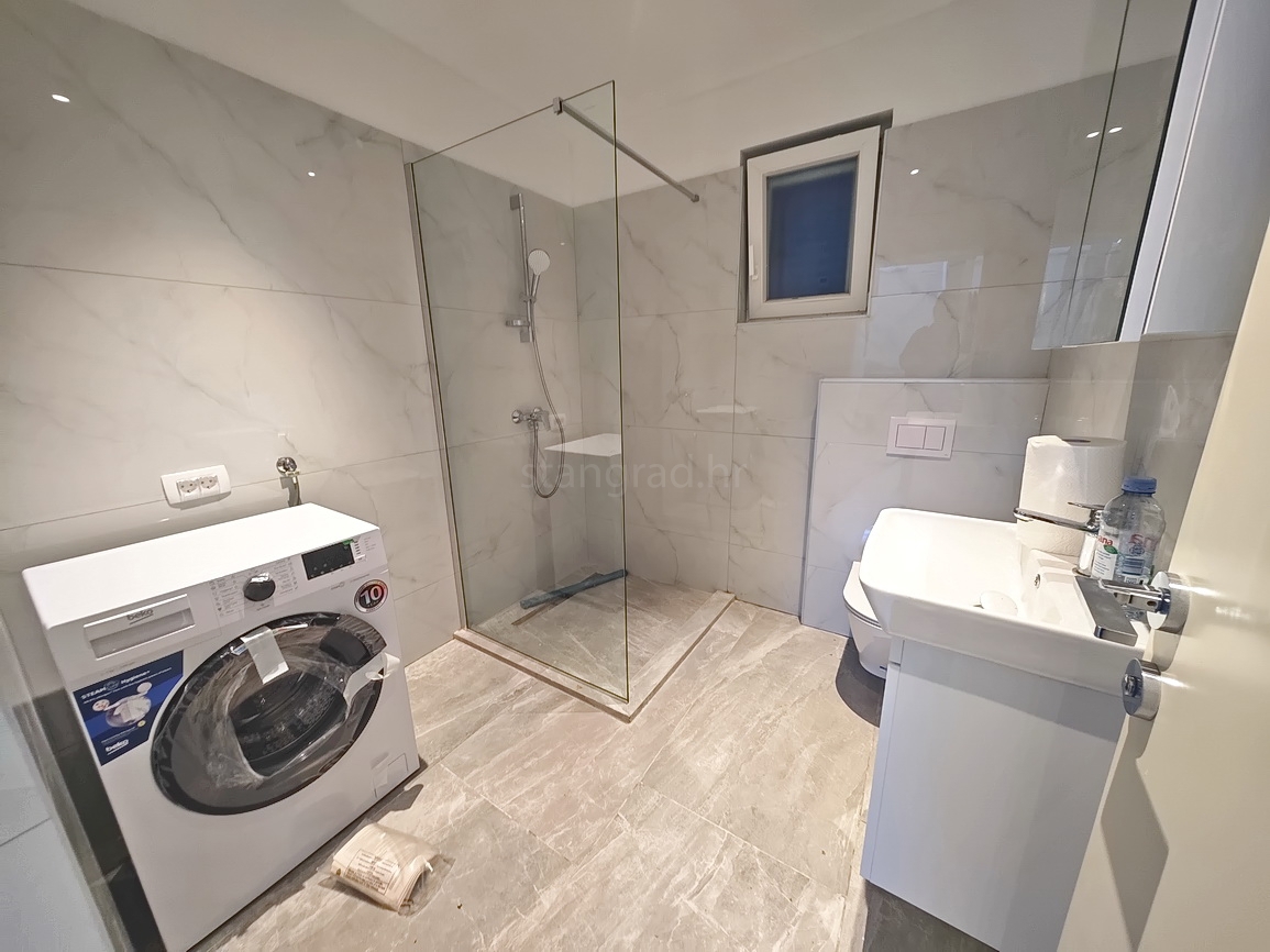 Vrbnik, moderna hiša z razgledom na mirni lokaciji!