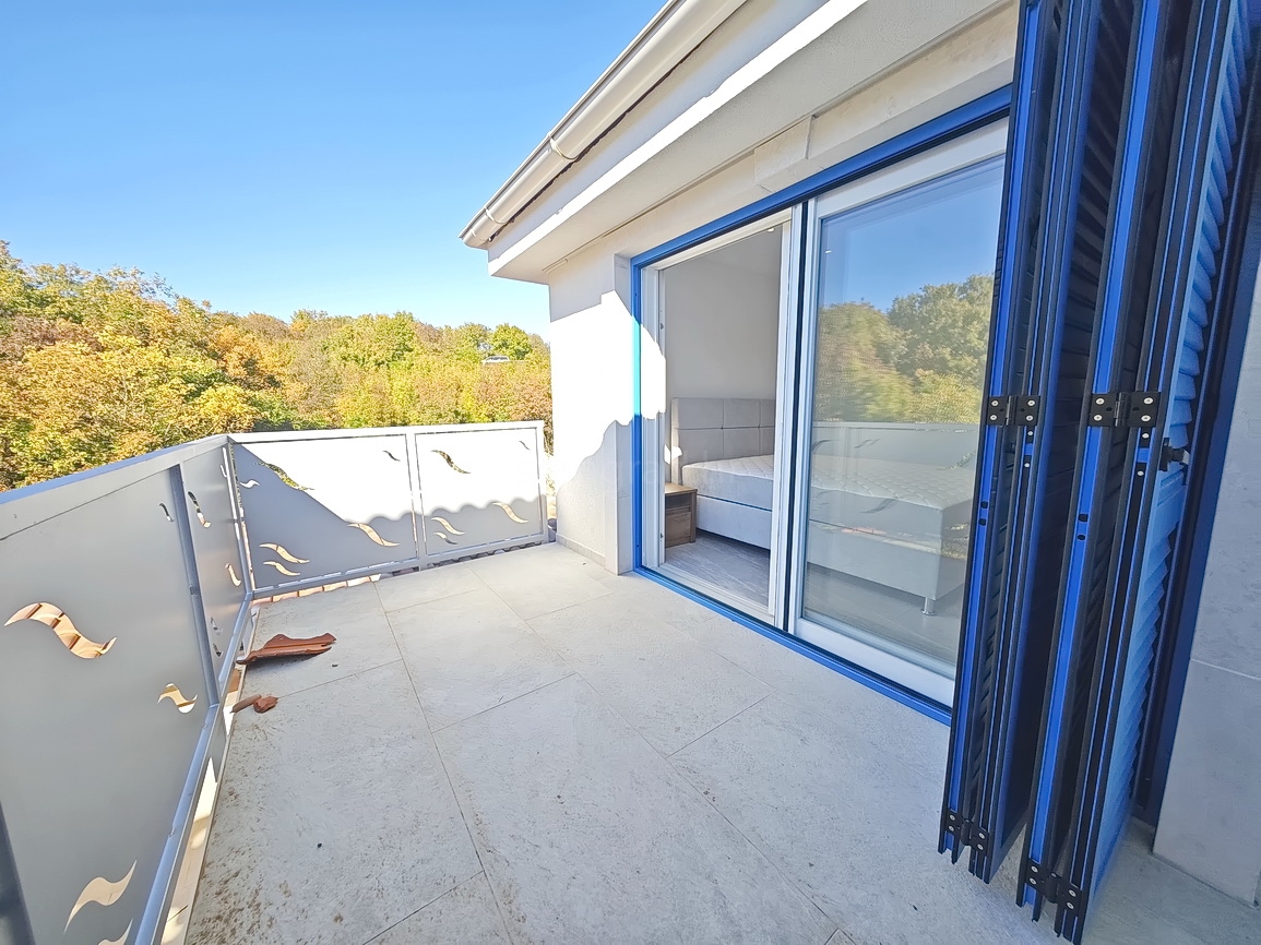 Vrbnik, moderna hiša z razgledom na mirni lokaciji!