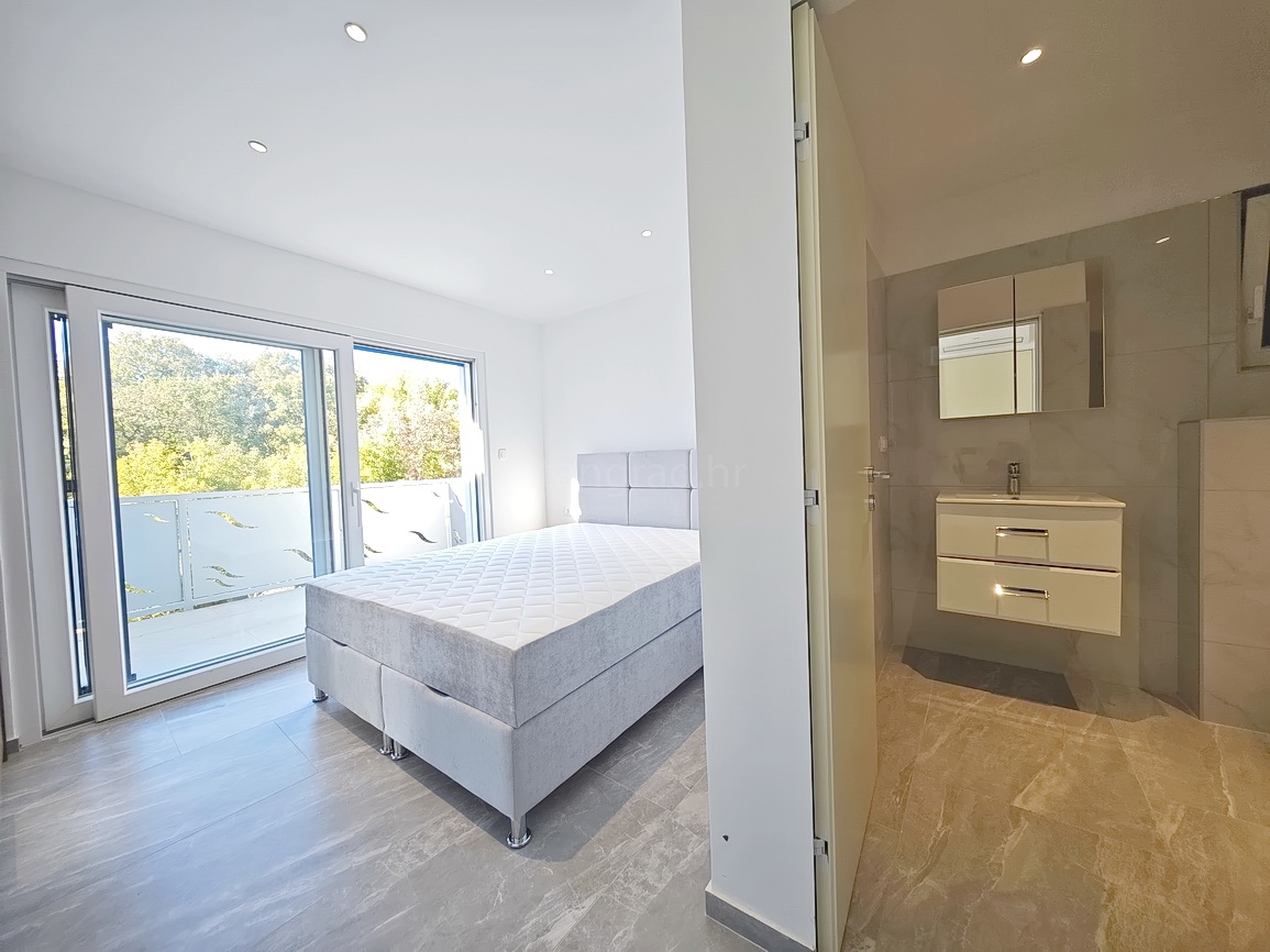 Vrbnik, moderna hiša z razgledom na mirni lokaciji!