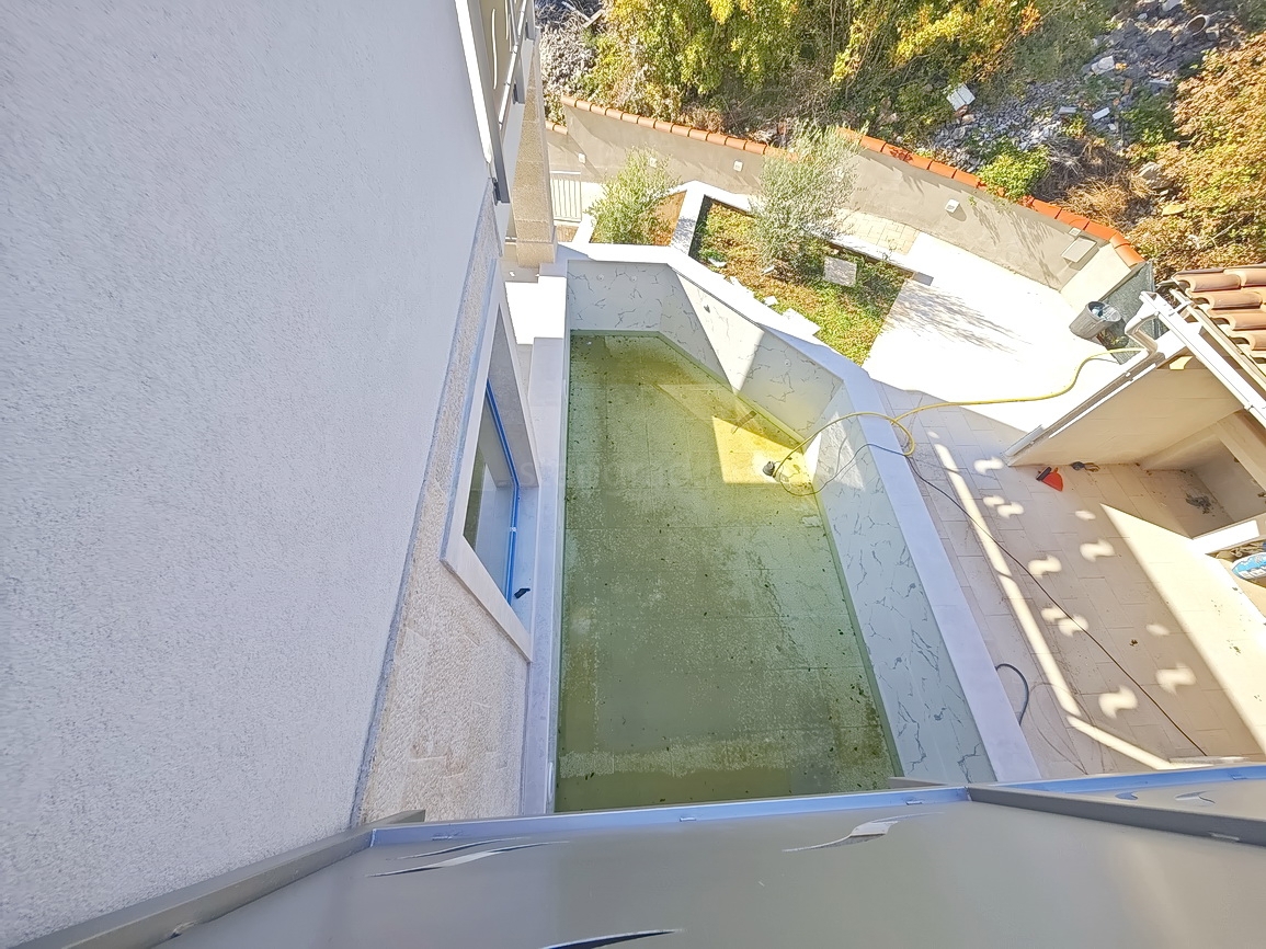 Vrbnik, moderna hiša z razgledom na mirni lokaciji!