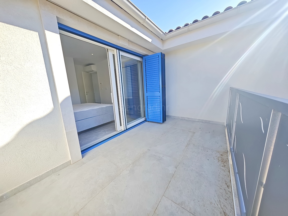 Vrbnik, moderna hiša z razgledom na mirni lokaciji!