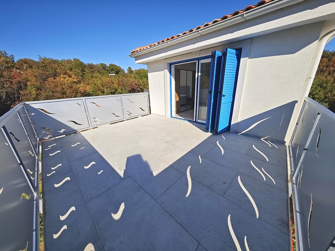 Vrbnik, moderna hiša z razgledom na mirni lokaciji!