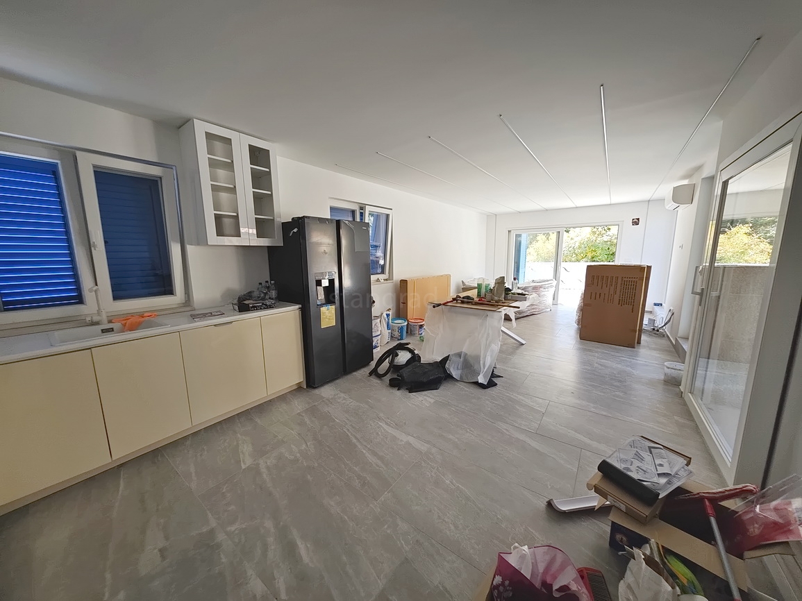 Vrbnik, moderna hiša z razgledom na mirni lokaciji!