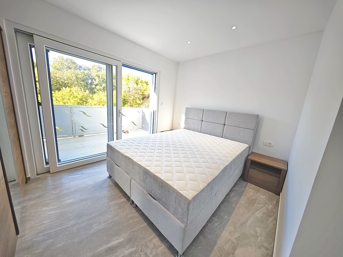 Vrbnik, moderna hiša z razgledom na mirni lokaciji!