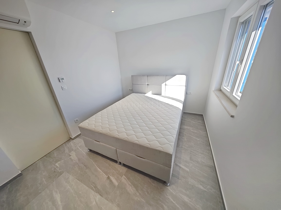 Vrbnik, moderna hiša z razgledom na mirni lokaciji!