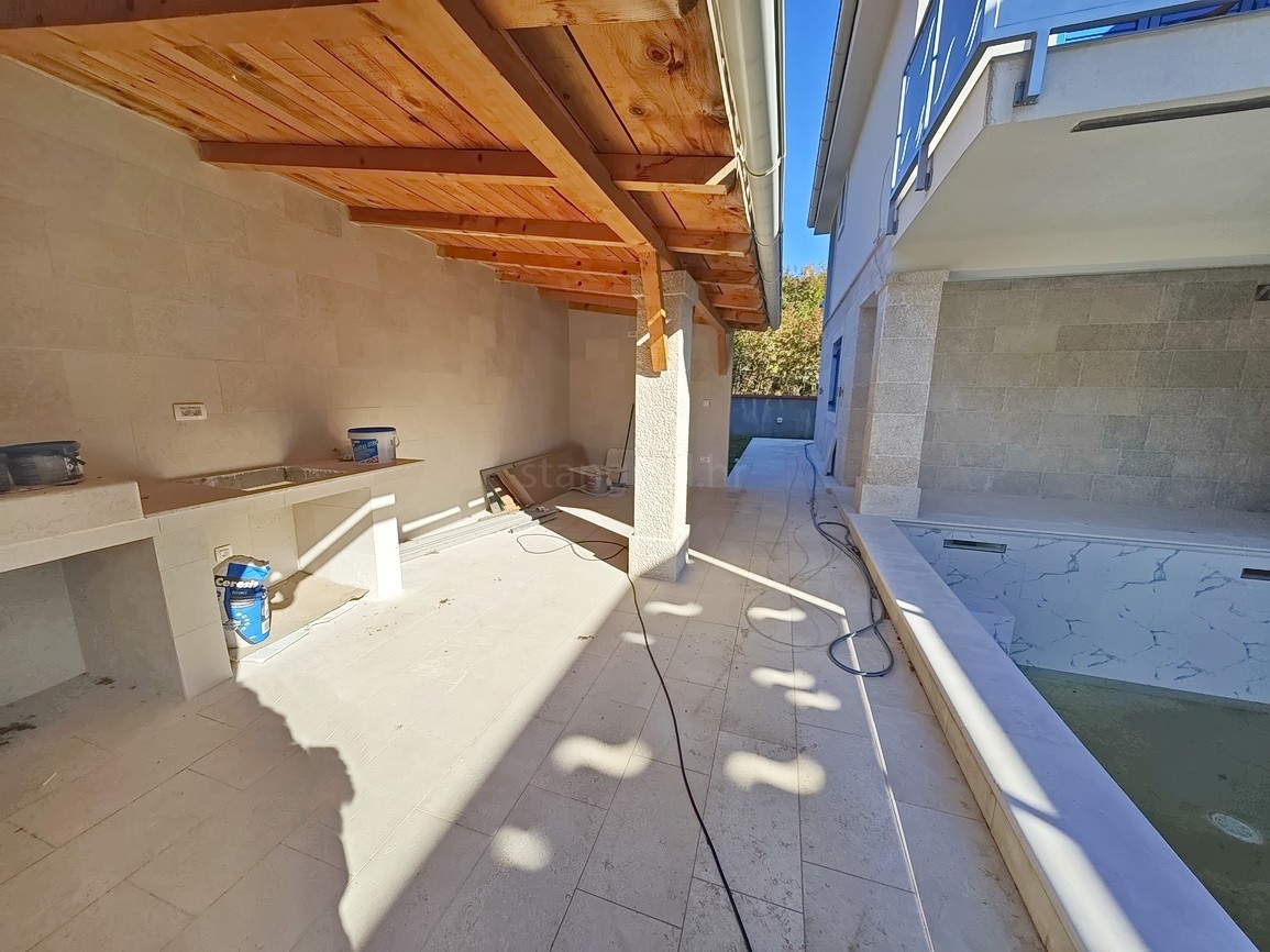 Vrbnik, moderna hiša z razgledom na mirni lokaciji!