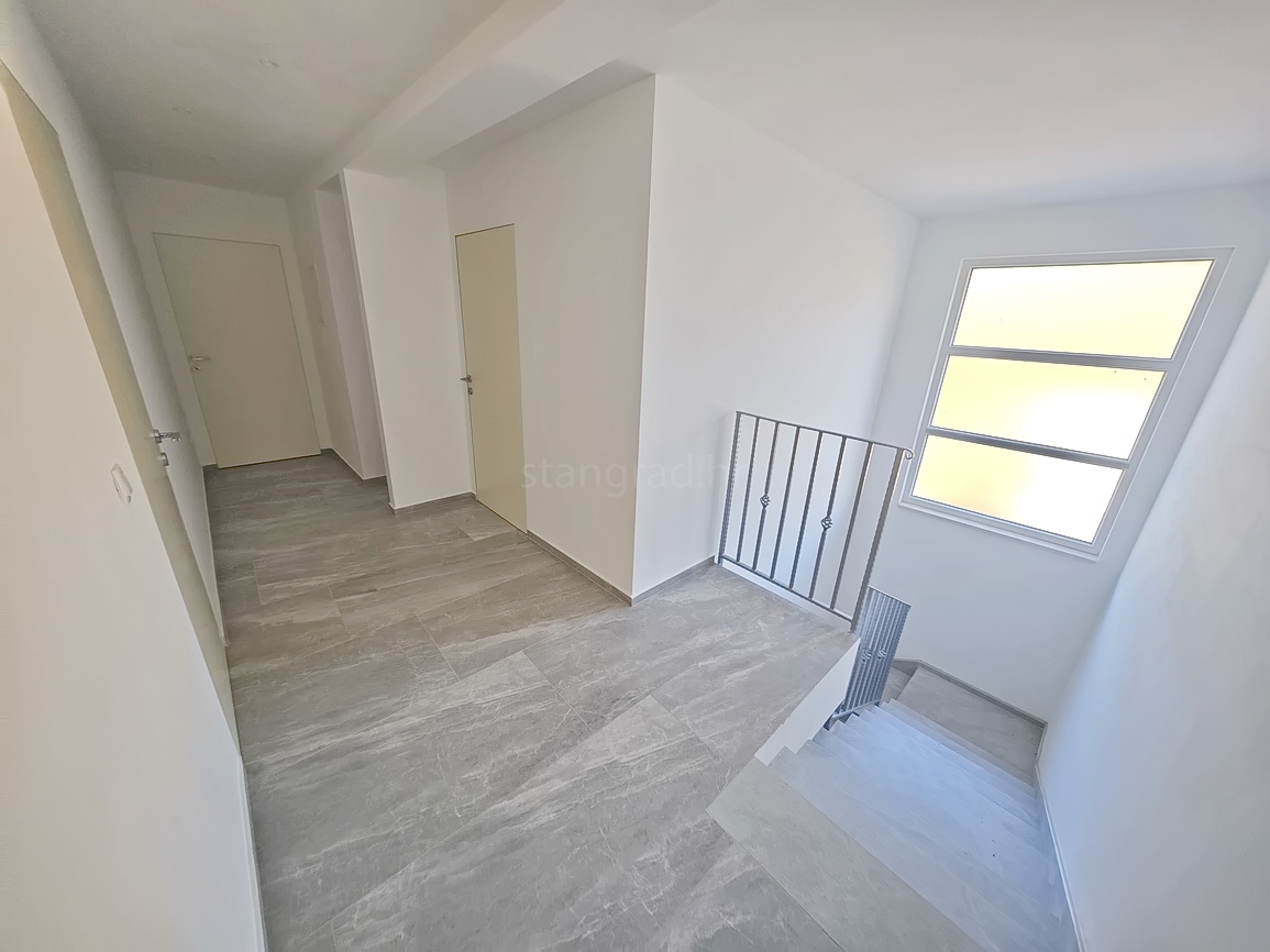 Vrbnik, moderna hiša z razgledom na mirni lokaciji!