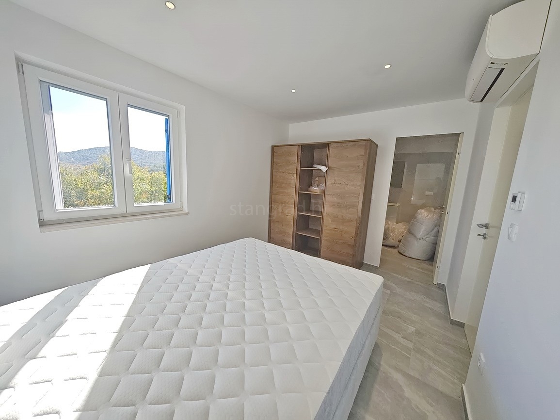 Vrbnik, moderna hiša z razgledom na mirni lokaciji!