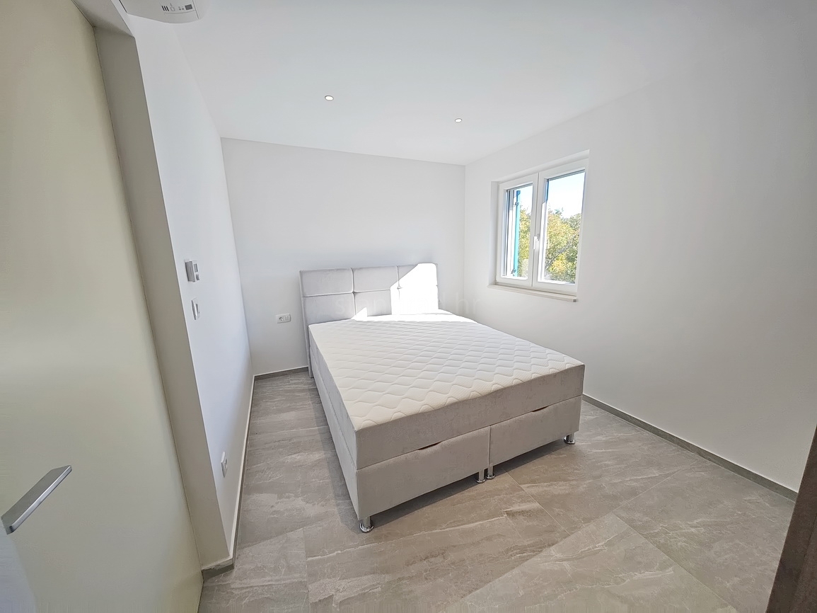 Vrbnik, moderna hiša z razgledom na mirni lokaciji!