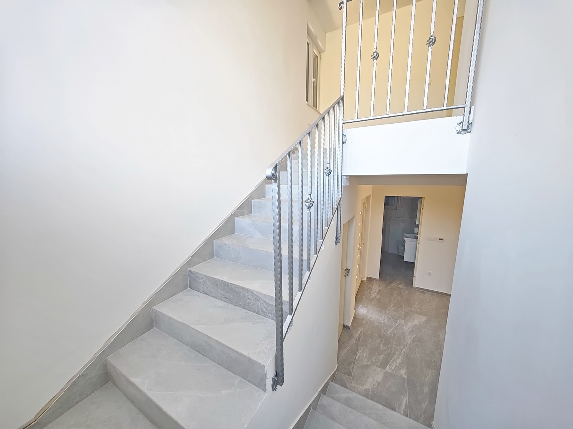 Vrbnik, moderna hiša z razgledom na mirni lokaciji!