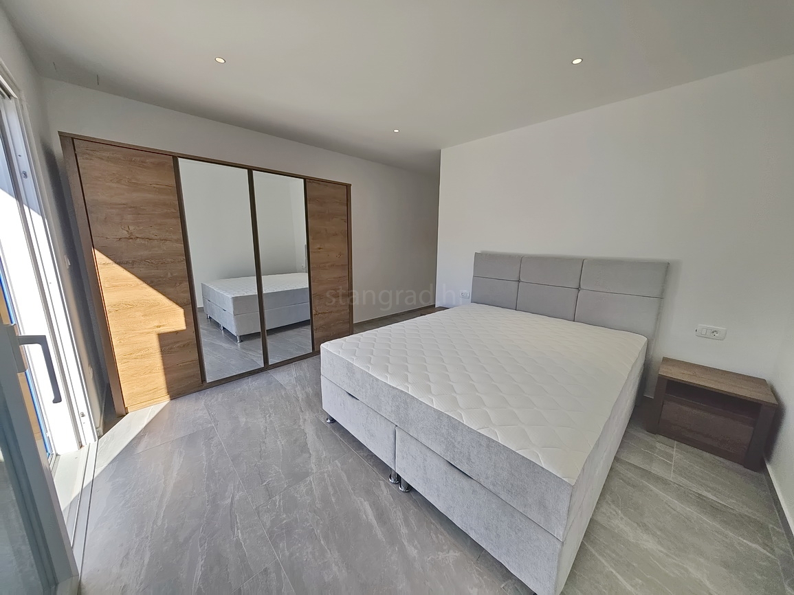 Vrbnik, moderna hiša z razgledom na mirni lokaciji!