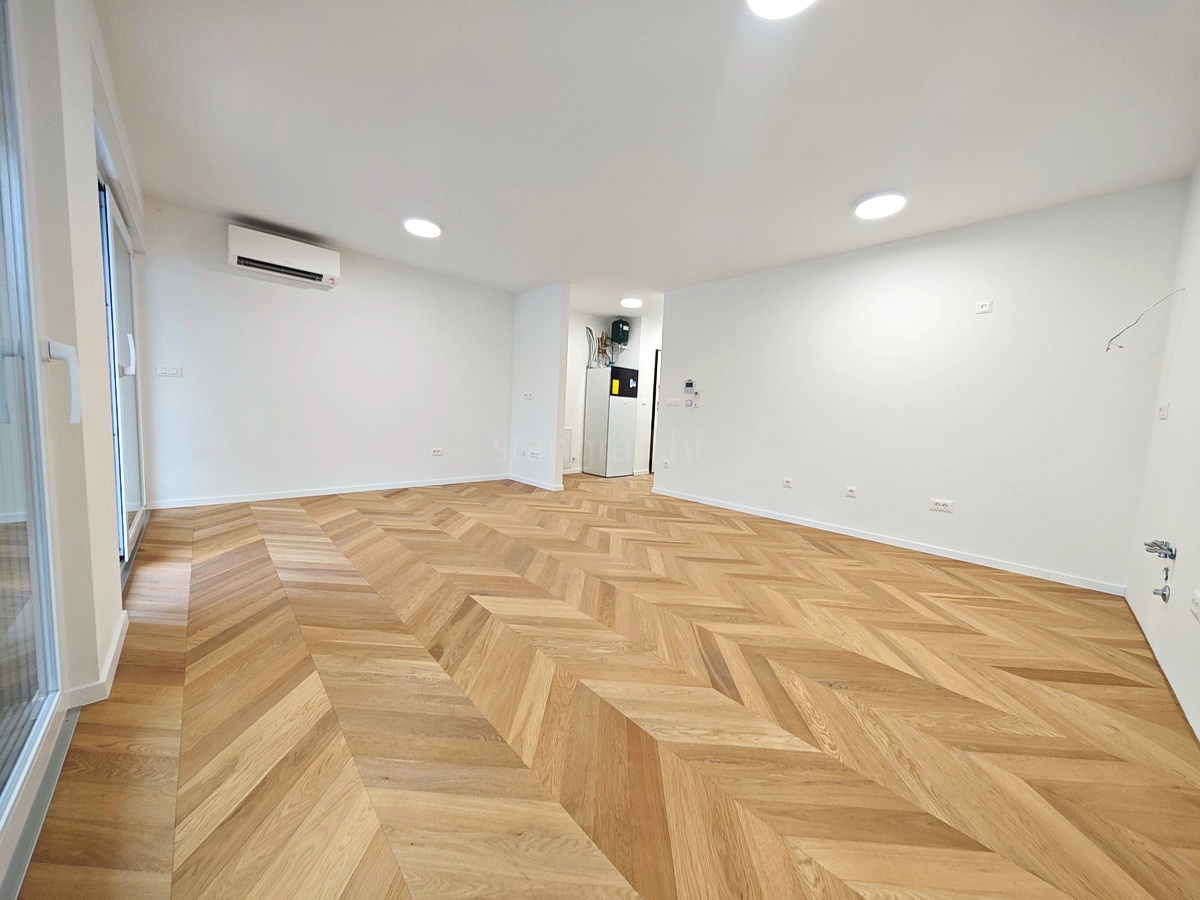 Krk center, nov apartma v nadstropju z delnim pogledom na morje!