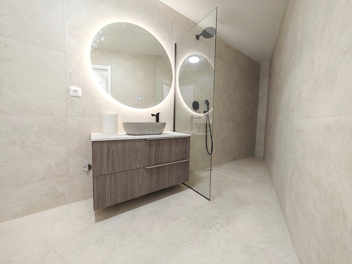 Krk center, nov apartma v nadstropju z delnim pogledom na morje!