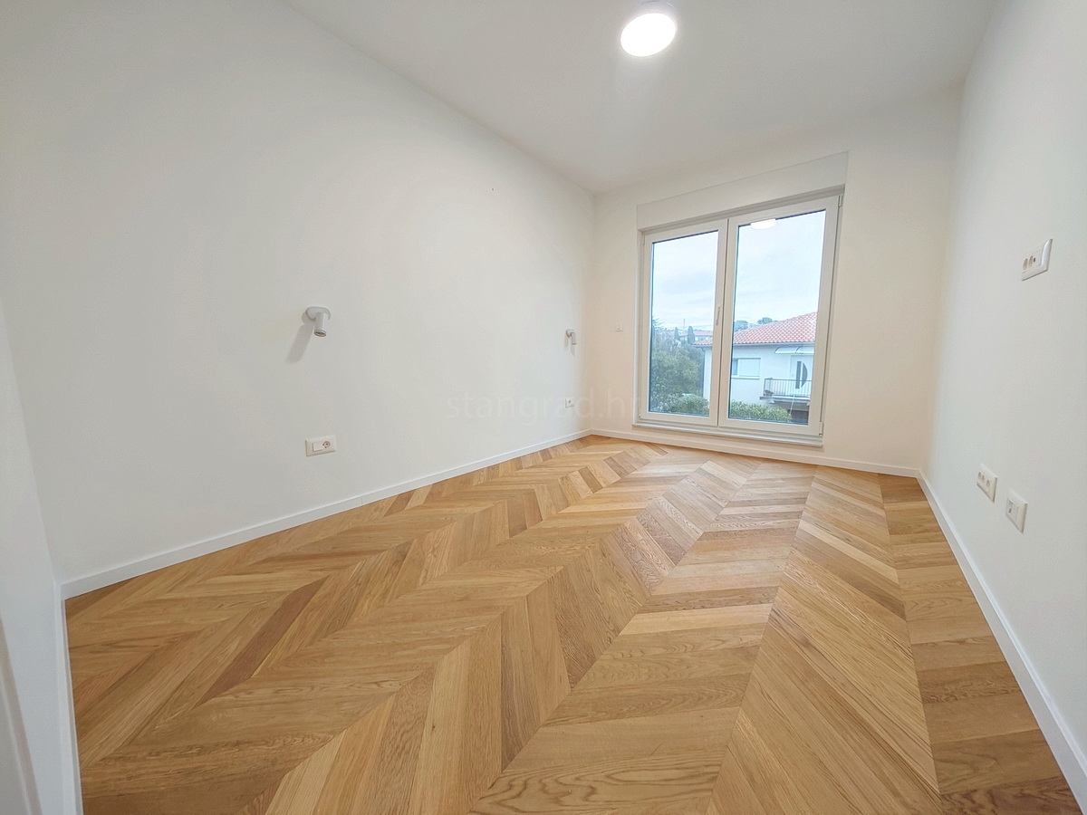 Krk center, nov apartma v nadstropju z delnim pogledom na morje!