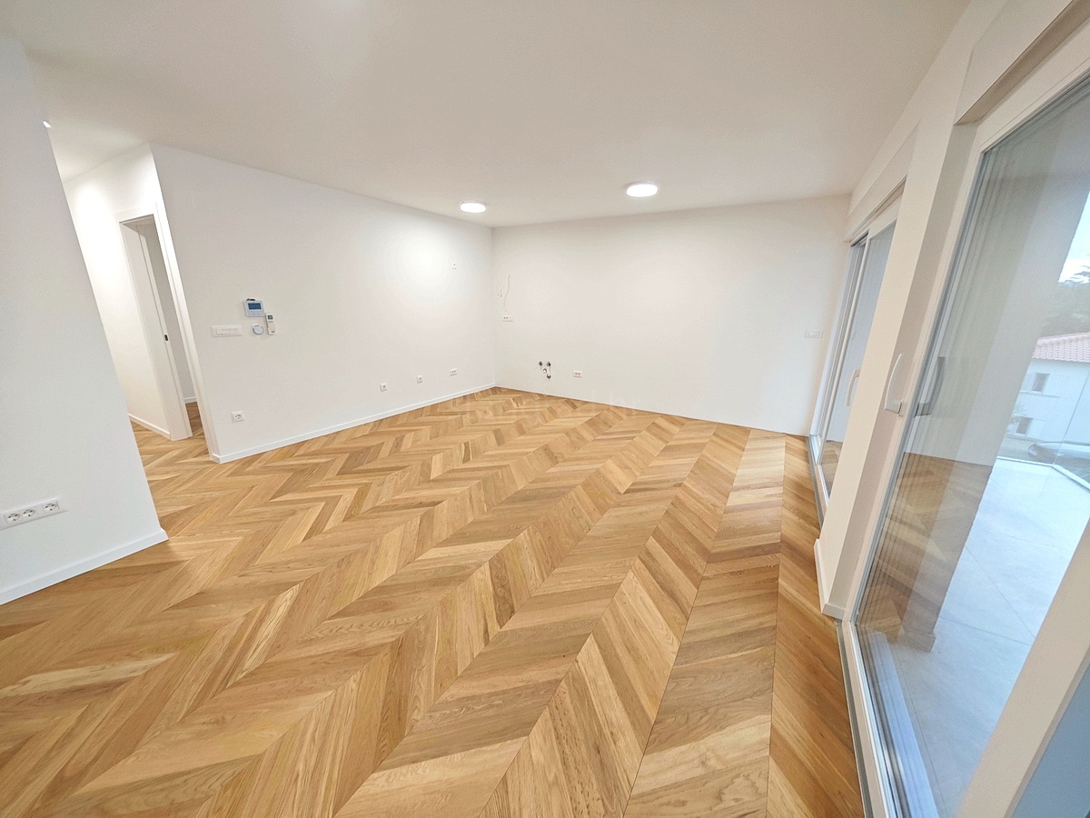 Krk center, nov apartma v nadstropju z delnim pogledom na morje!