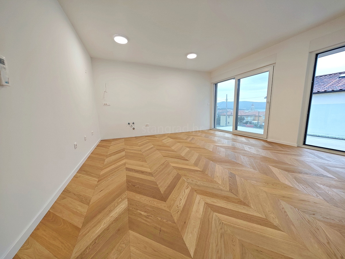 Krk center, nov apartma v nadstropju z delnim pogledom na morje!