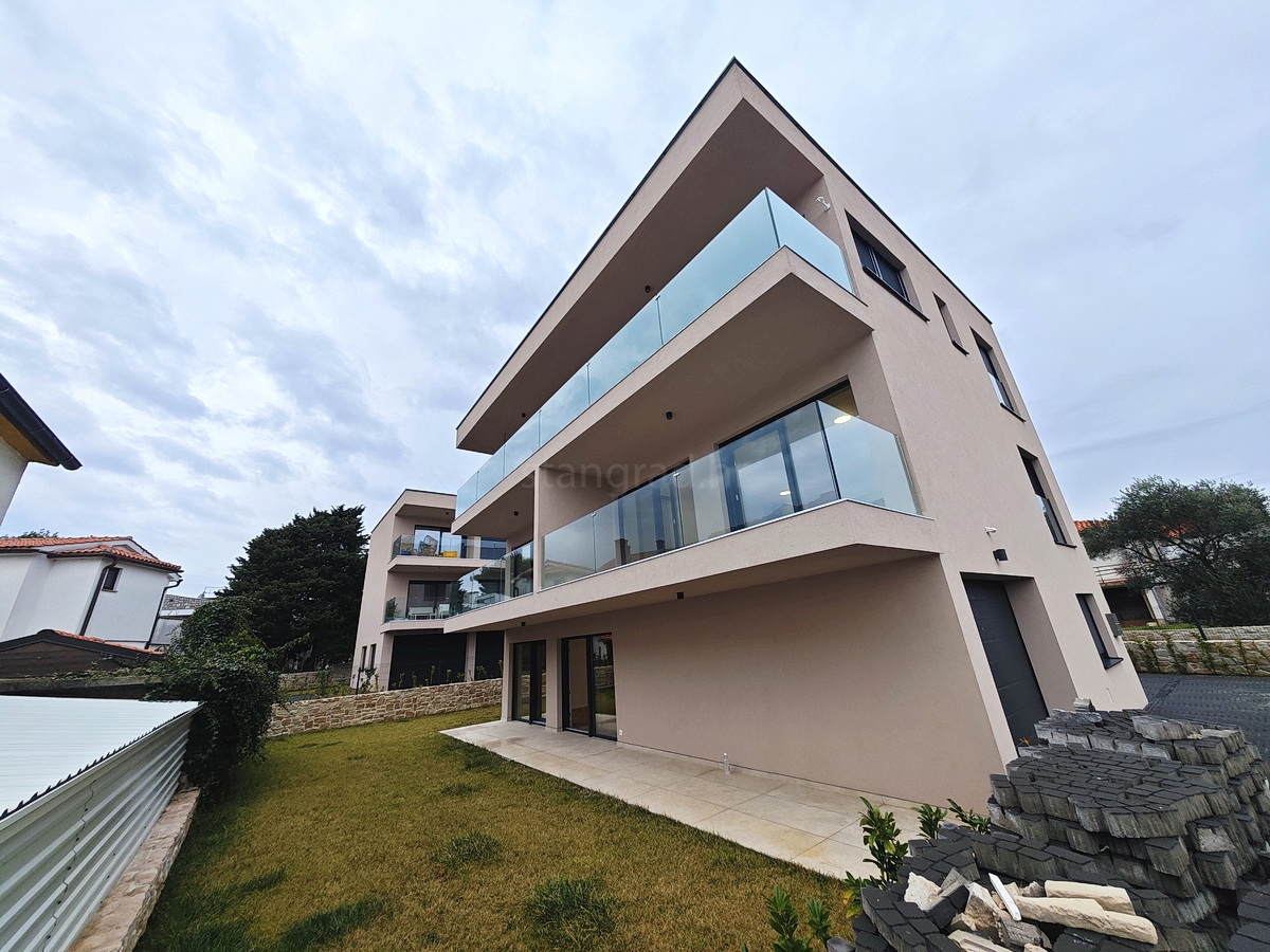 Krk center, nov apartma v nadstropju z delnim pogledom na morje!