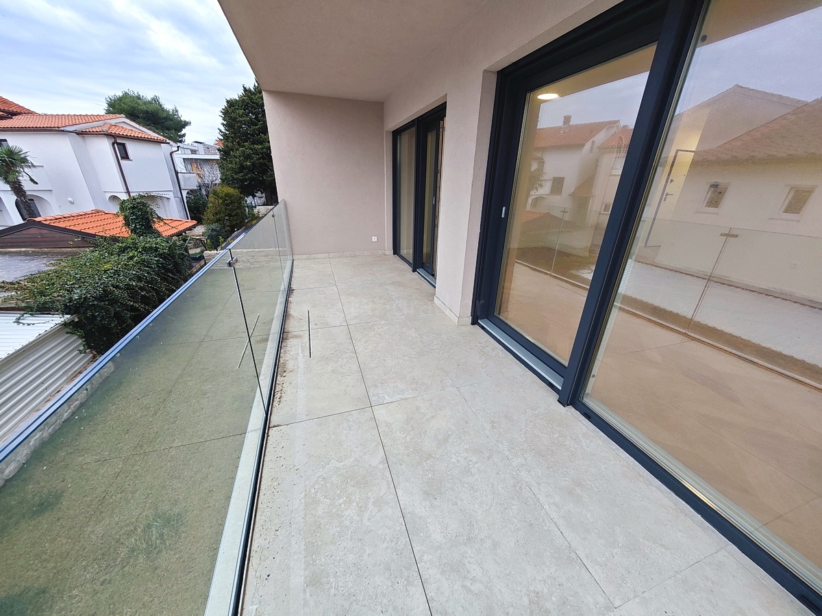 Krk center, nov apartma v nadstropju z delnim pogledom na morje!