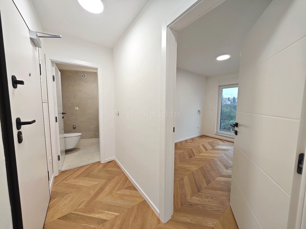 Krk center, nov apartma v nadstropju z delnim pogledom na morje!