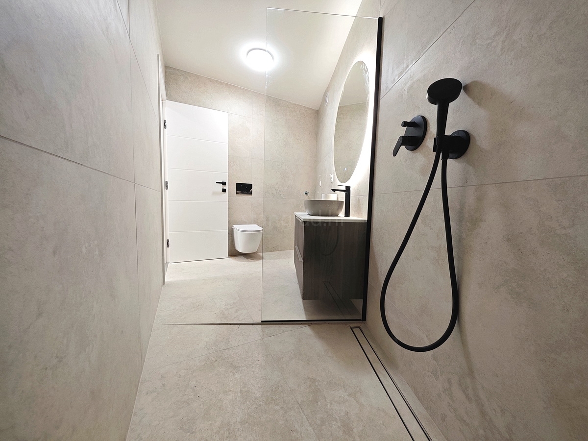 Krk center, nov apartma v nadstropju z delnim pogledom na morje!