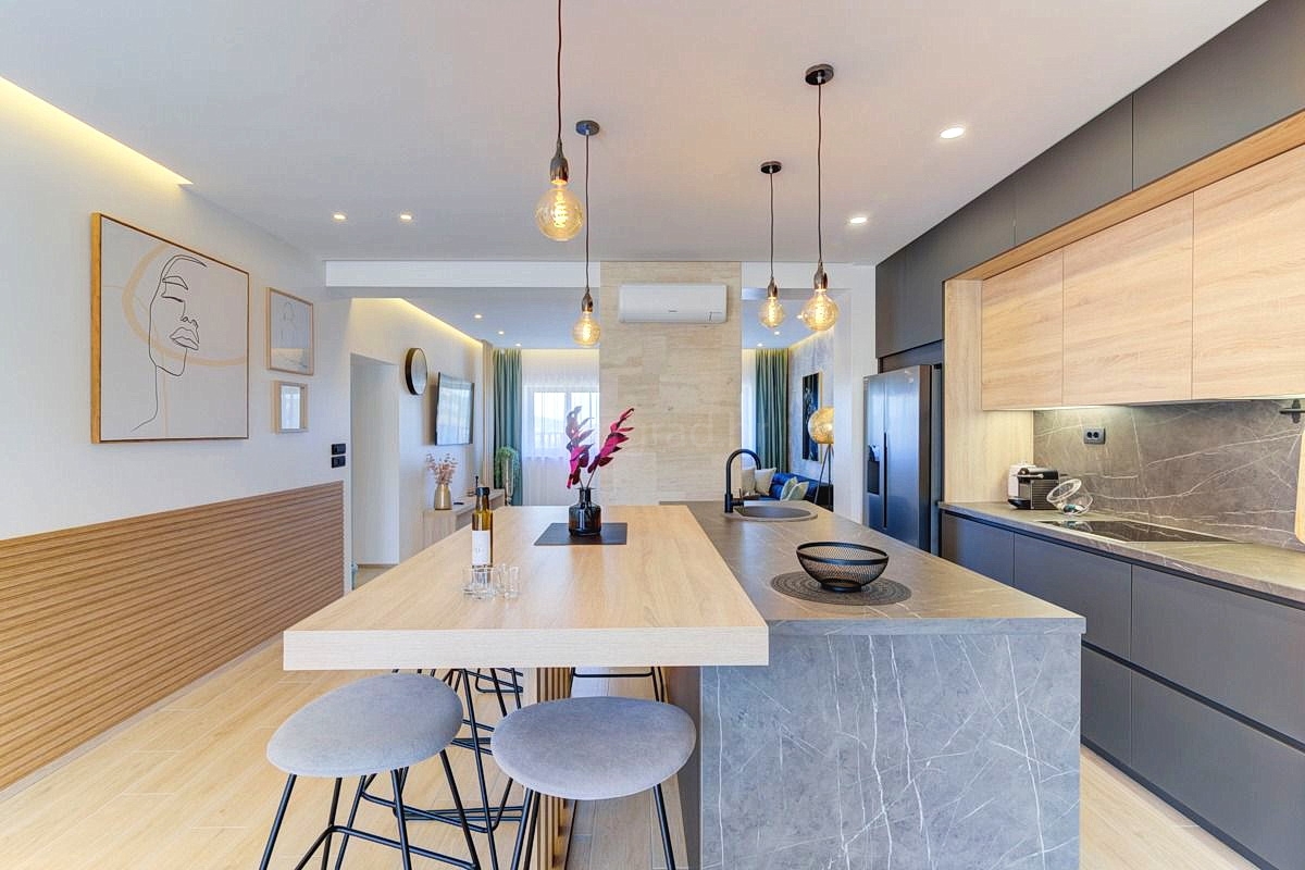 Novi Vinodolski, prekrasna vila z bazenom, savno in spa centrom!