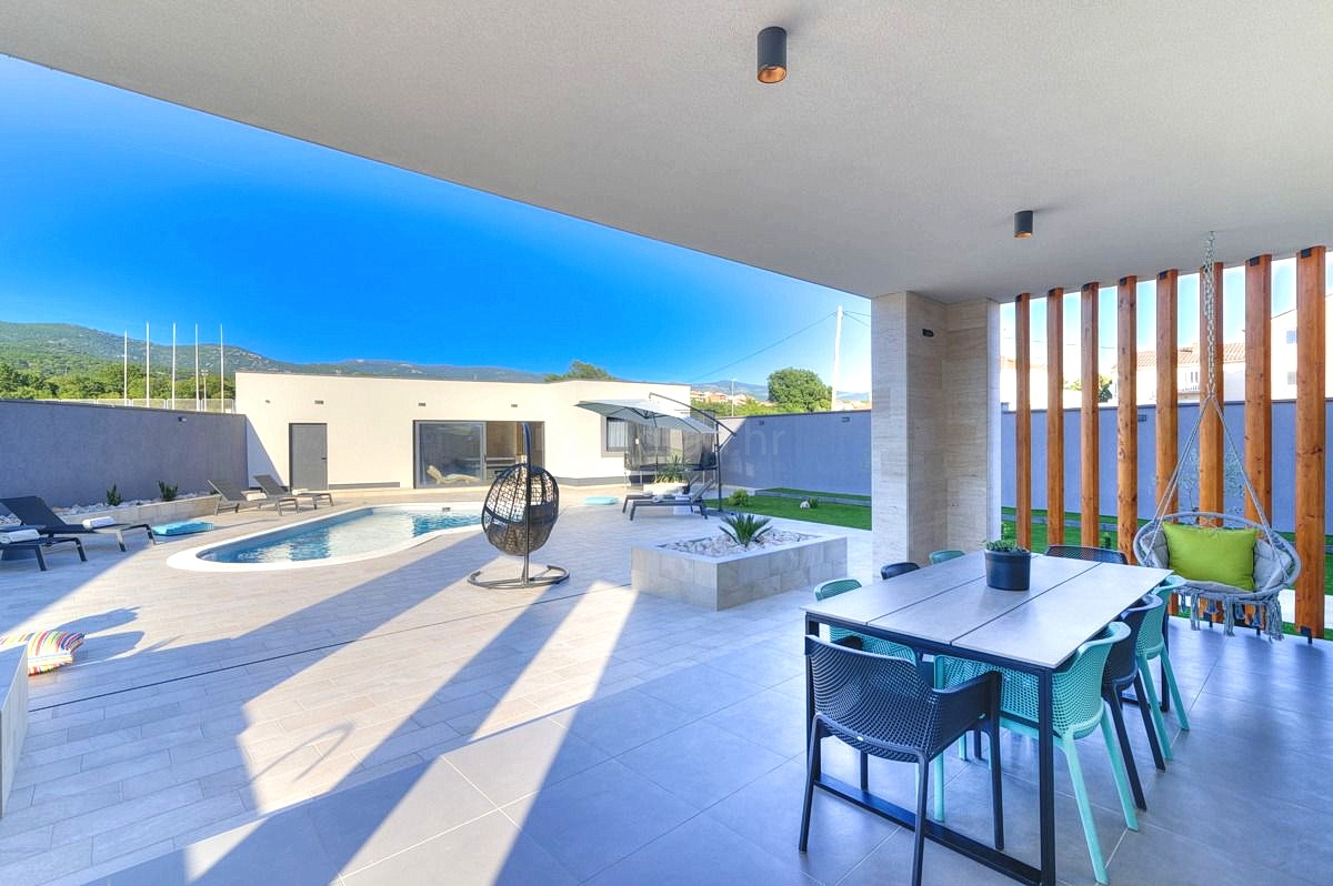 Novi Vinodolski, prekrasna vila z bazenom, savno in spa centrom!