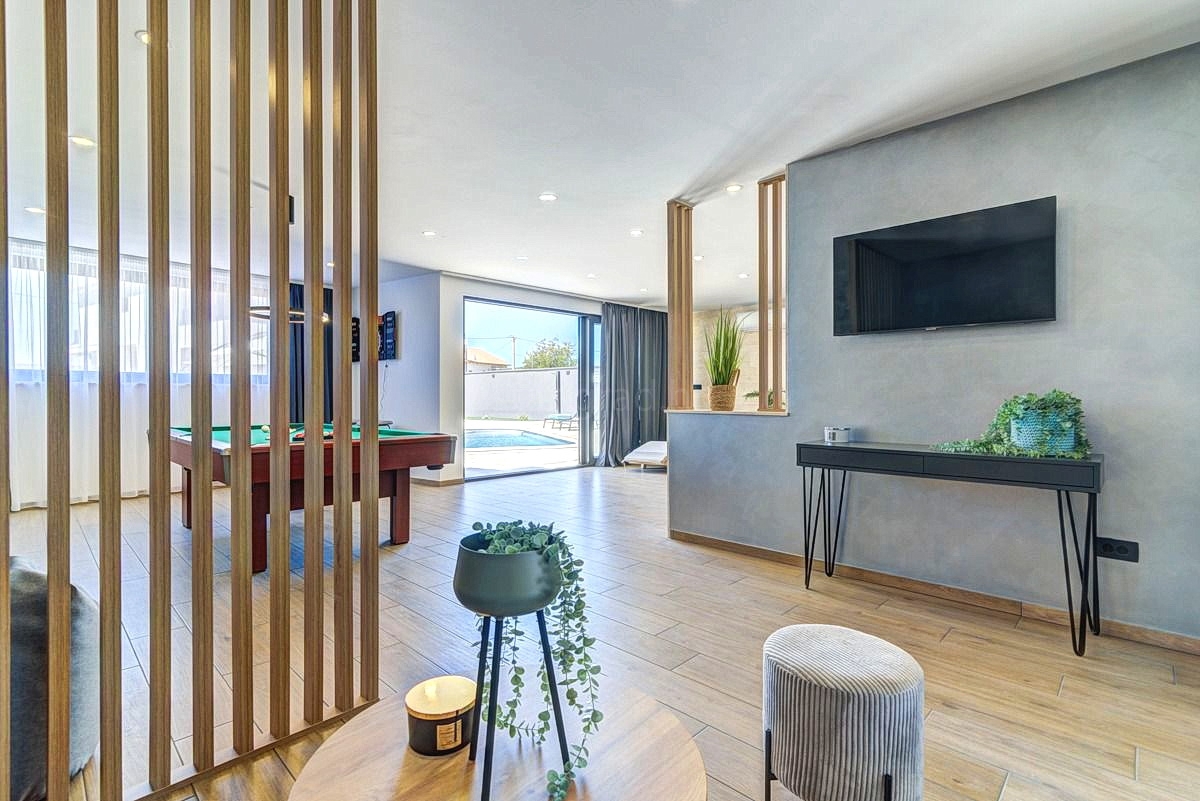 Novi Vinodolski, prekrasna vila z bazenom, savno in spa centrom!