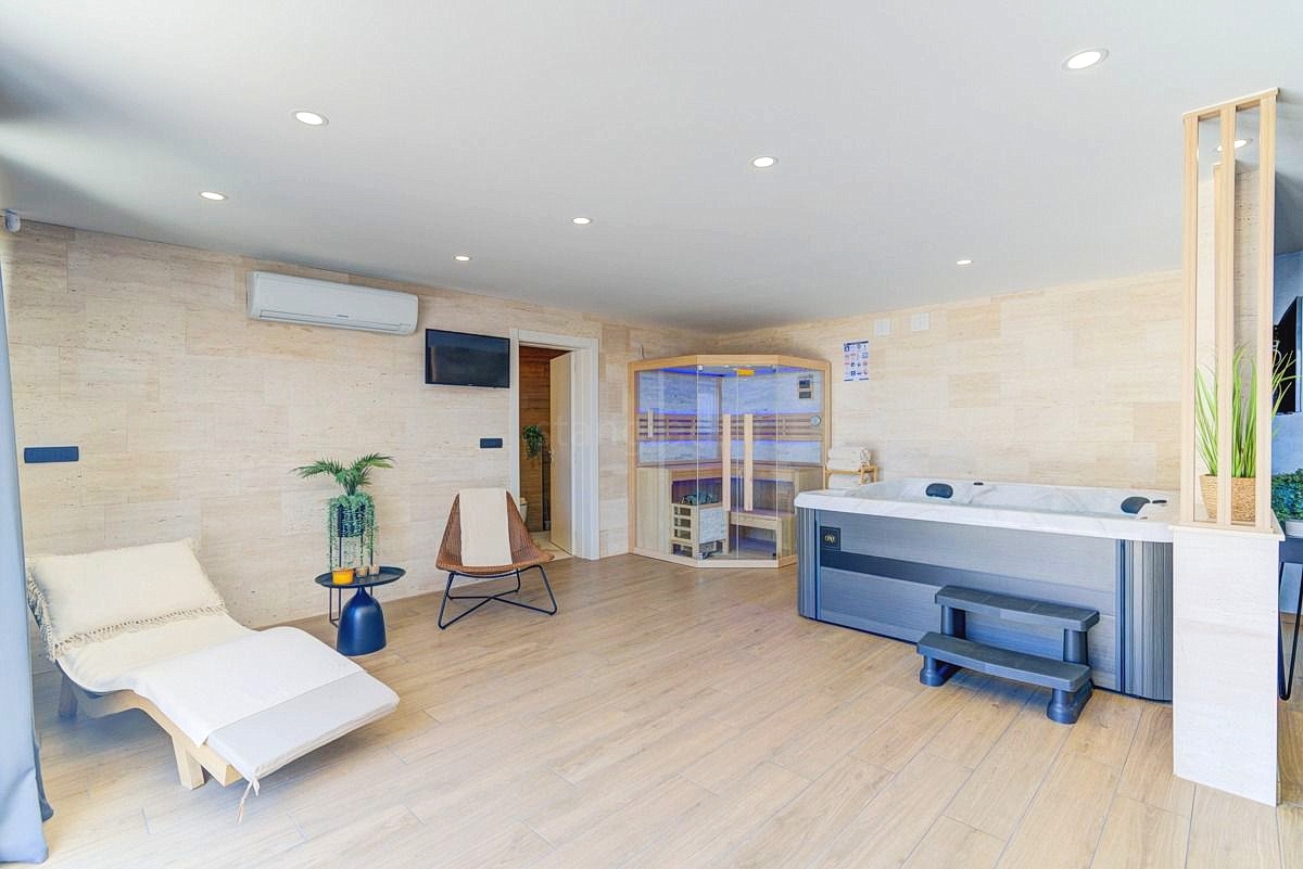 Novi Vinodolski, prekrasna vila z bazenom, savno in spa centrom!