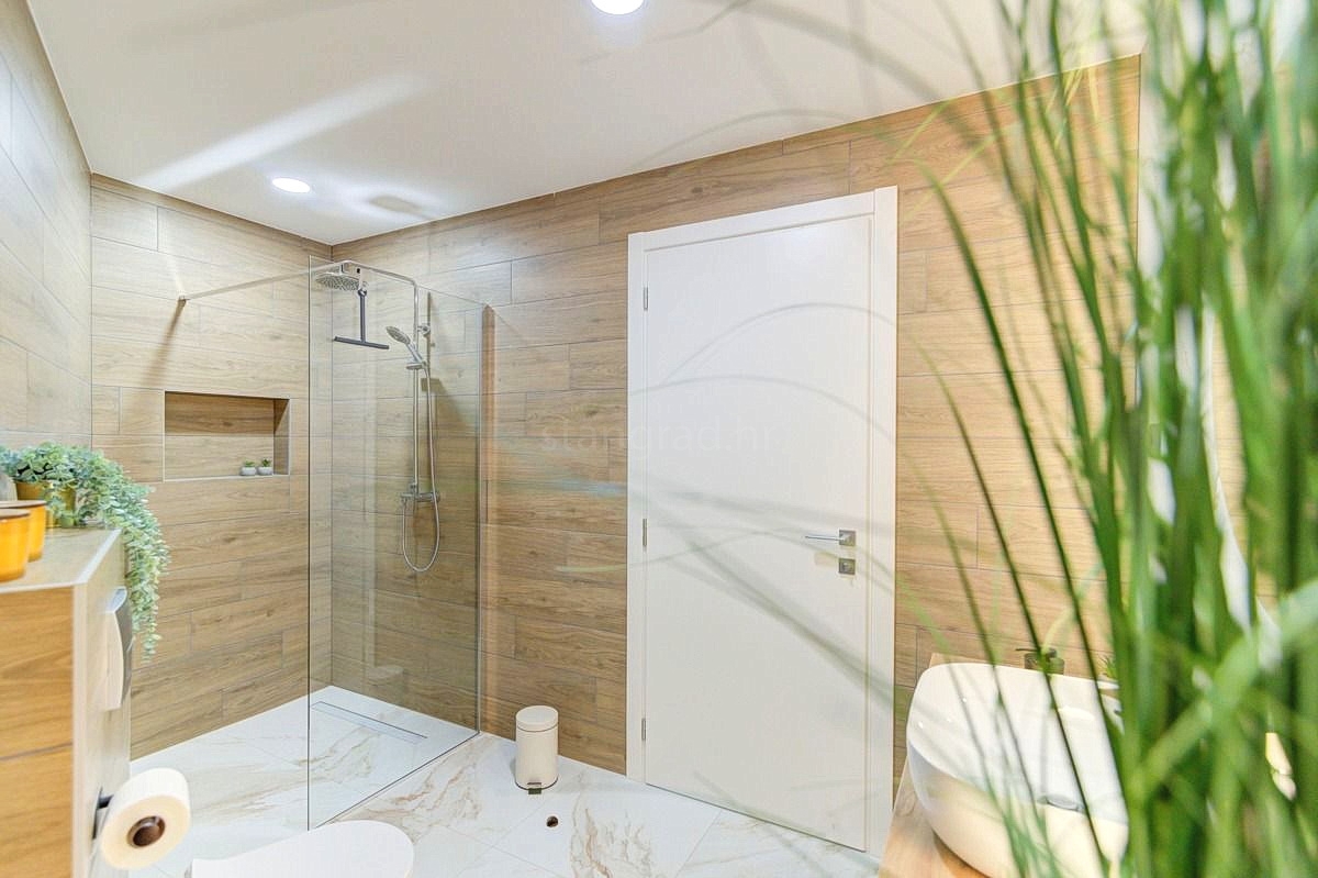 Novi Vinodolski, prekrasna vila z bazenom, savno in spa centrom!