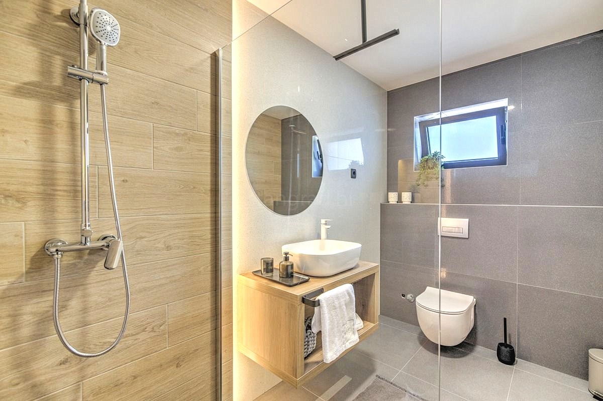 Novi Vinodolski, prekrasna vila z bazenom, savno in spa centrom!