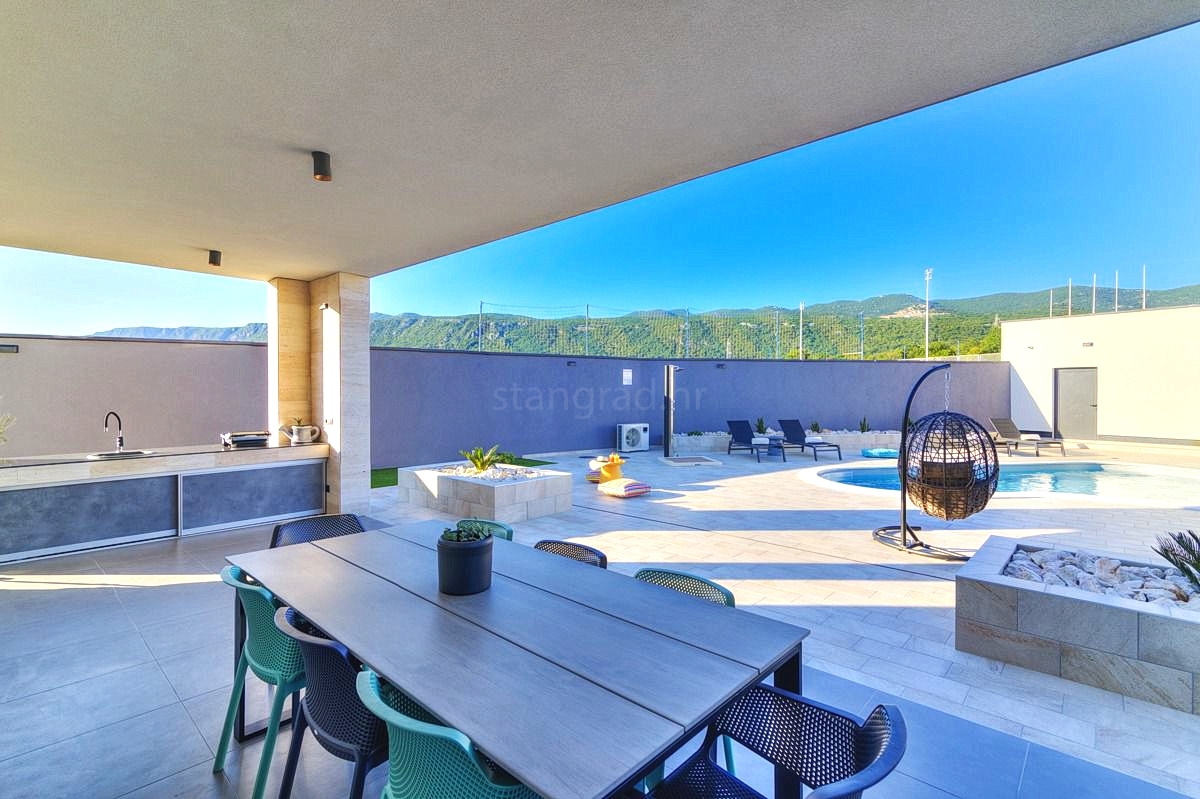 Novi Vinodolski, prekrasna vila z bazenom, savno in spa centrom!