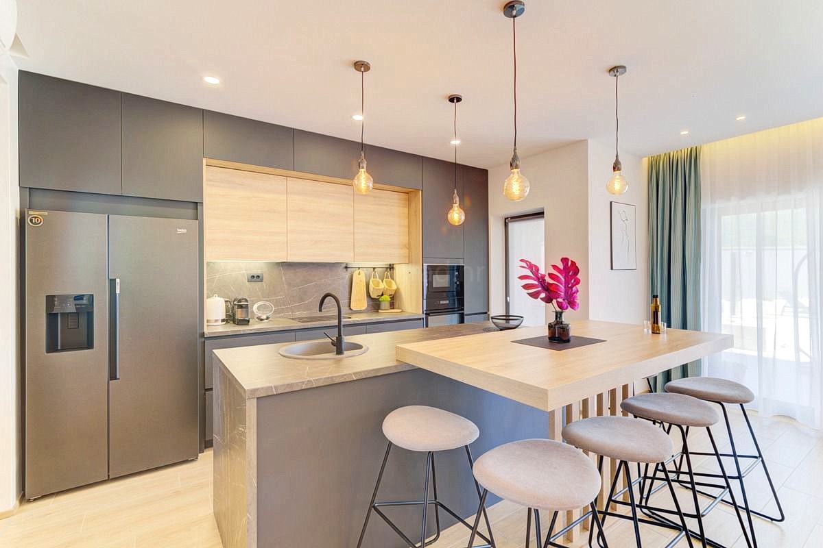 Novi Vinodolski, prekrasna vila z bazenom, savno in spa centrom!