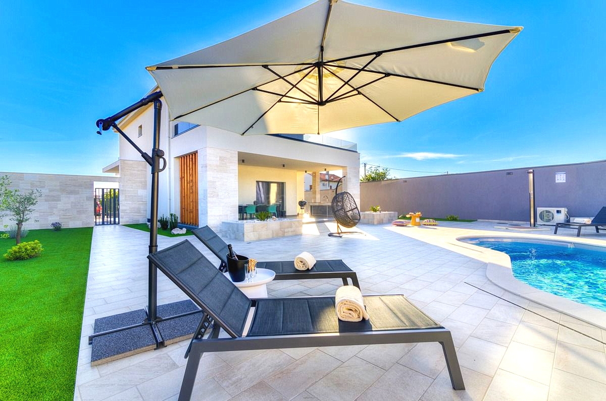 Novi Vinodolski, prekrasna vila z bazenom, savno in spa centrom!