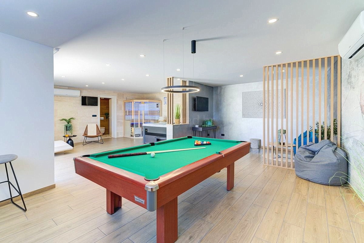 Novi Vinodolski, prekrasna vila z bazenom, savno in spa centrom!