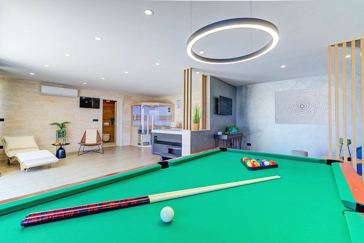 Novi Vinodolski, prekrasna vila z bazenom, savno in spa centrom!