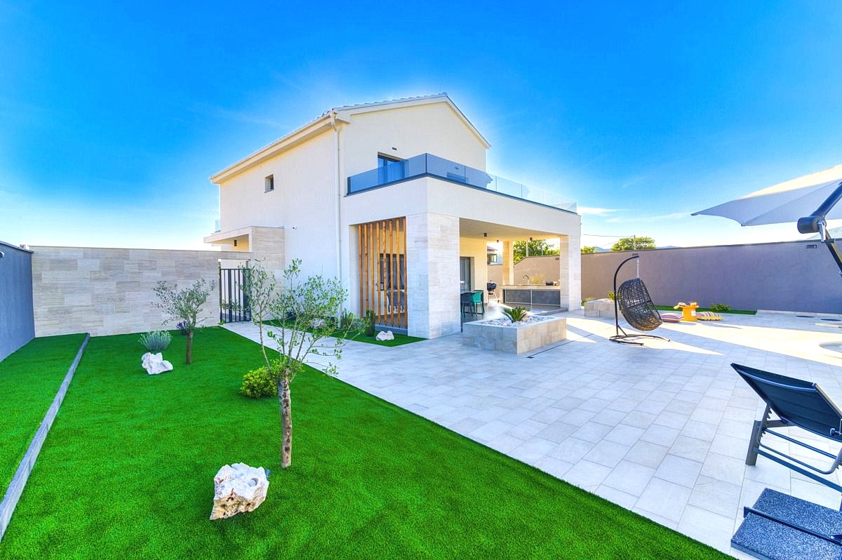 Novi Vinodolski, prekrasna vila z bazenom, savno in spa centrom!