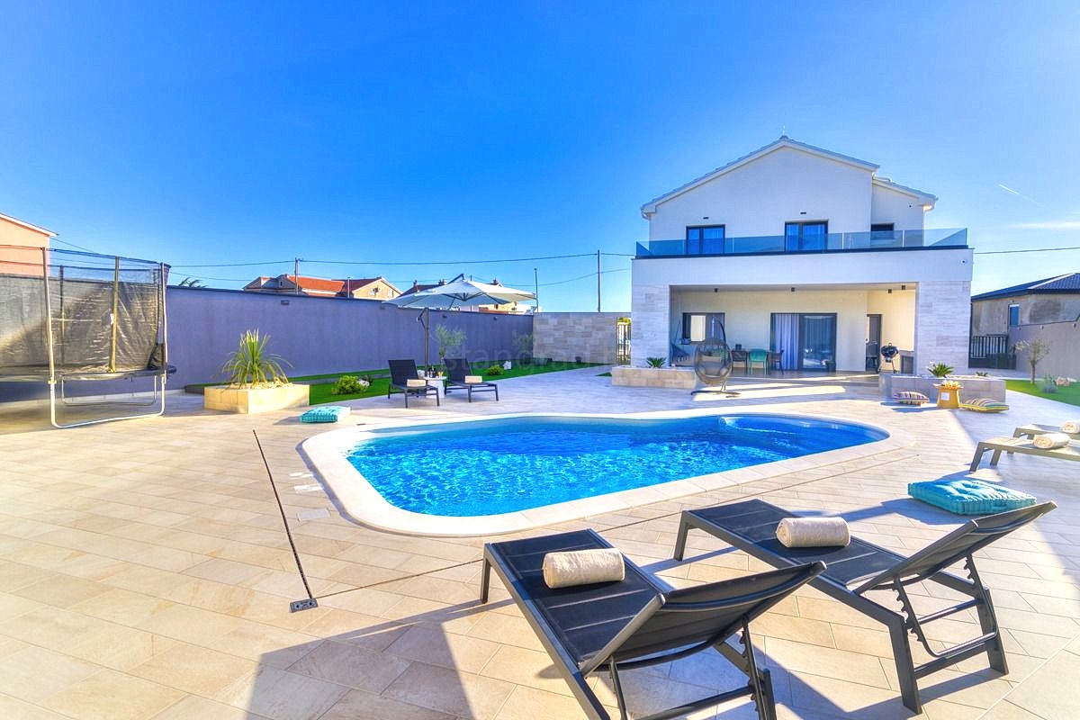 Novi Vinodolski, prekrasna vila z bazenom, savno in spa centrom!