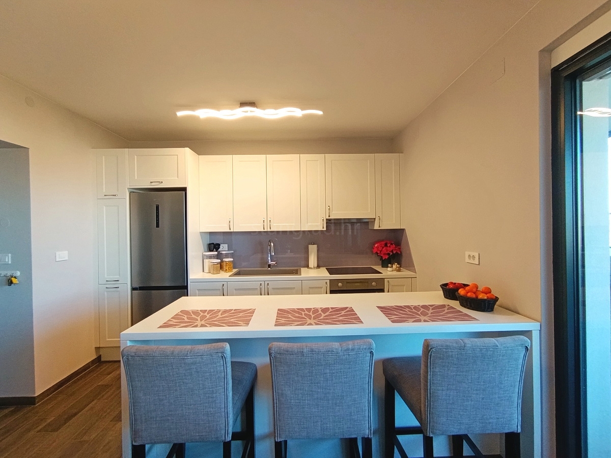 Malinska, udoben apartma z veliko teraso in pogledom na morje!