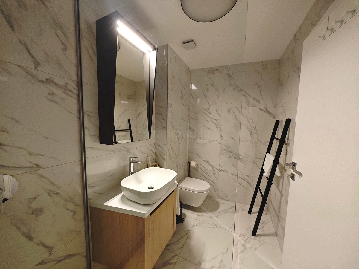 Mesto Krk, moderno pritlično stanovanje s pogledom na morje!