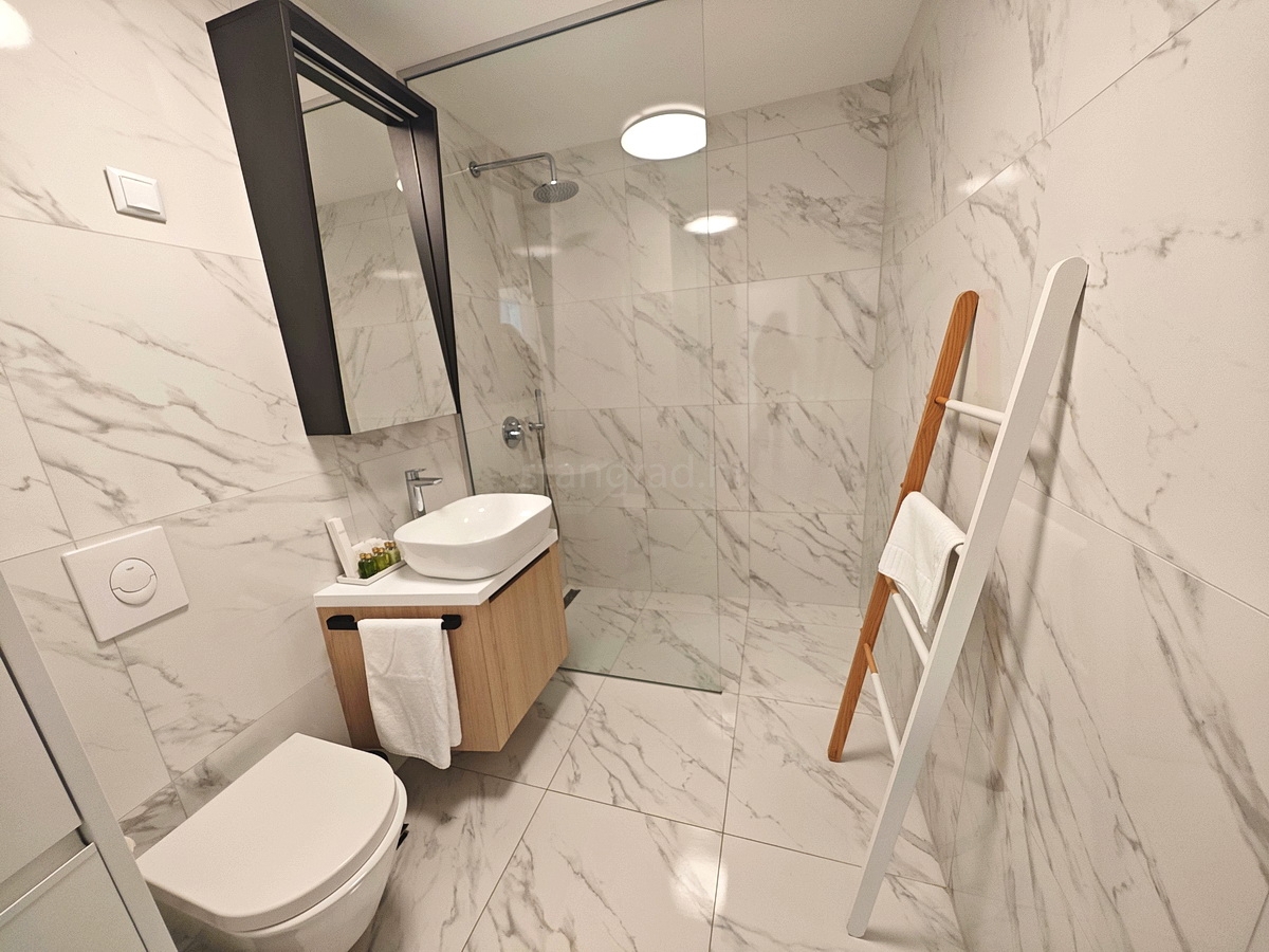 Mesto Krk, moderno pritlično stanovanje s pogledom na morje!