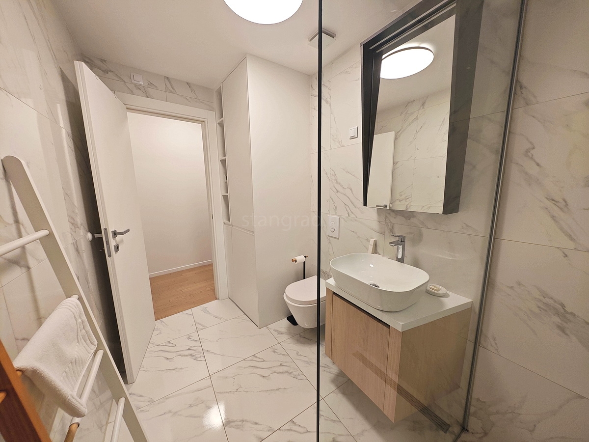 Mesto Krk, moderno pritlično stanovanje s pogledom na morje!