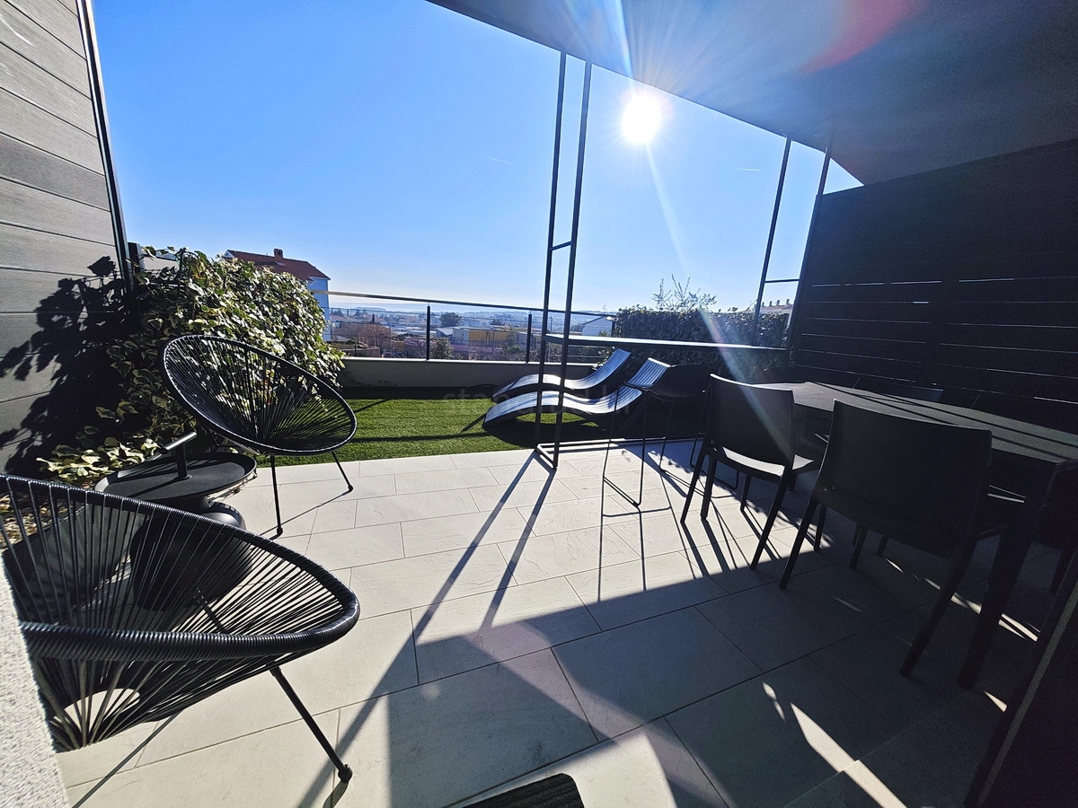 Mesto Krk, moderno pritlično stanovanje s pogledom na morje!