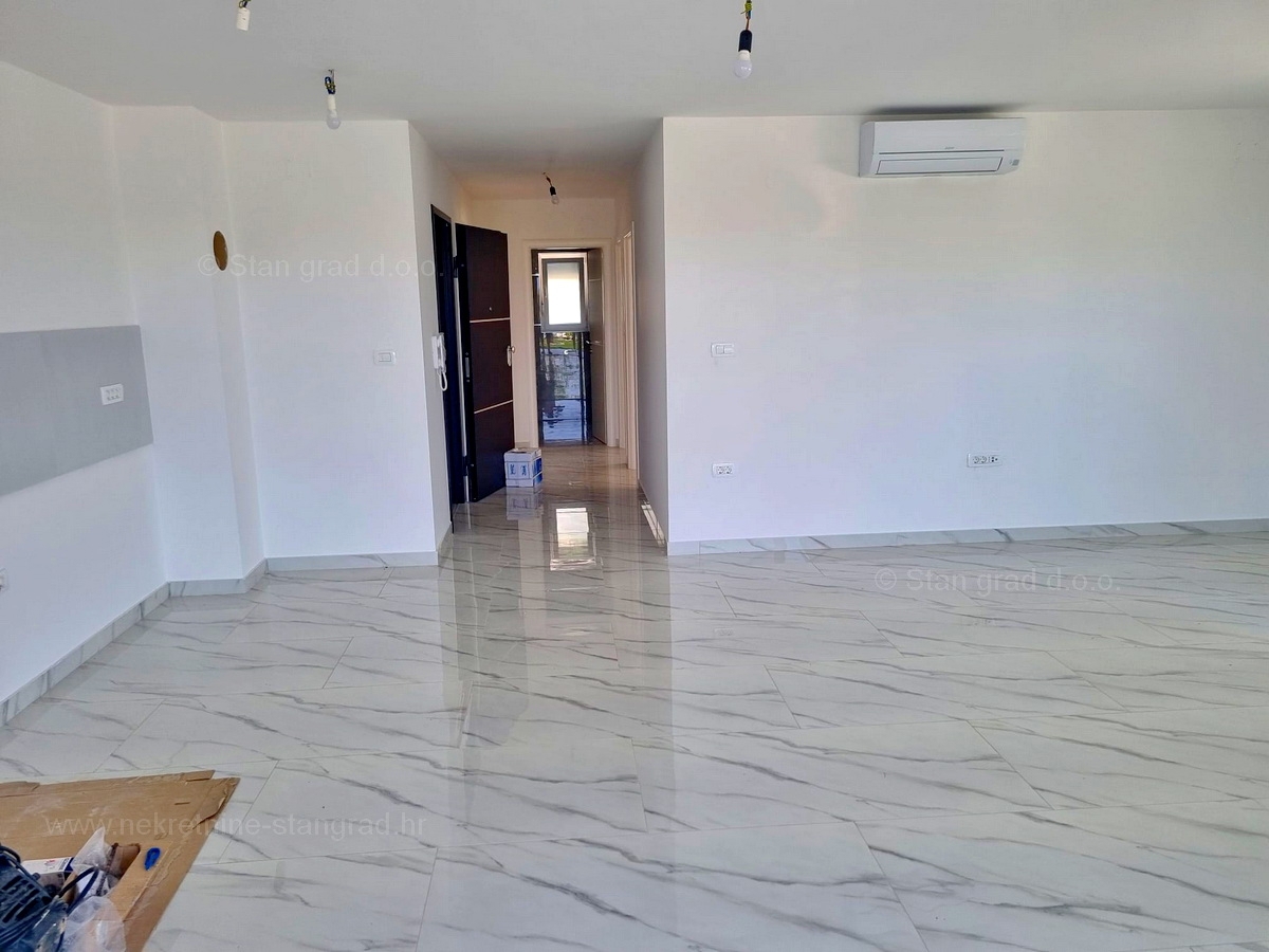 Malinska, novogradnja, 2 apartmaja v pritličju in 1. nadstropju z vrtom