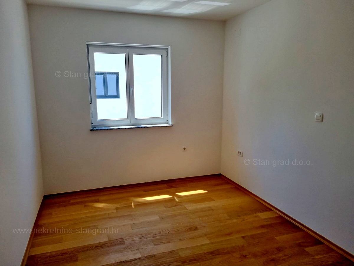 Malinska, novogradnja, 2 apartmaja v pritličju in 1. nadstropju z vrtom
