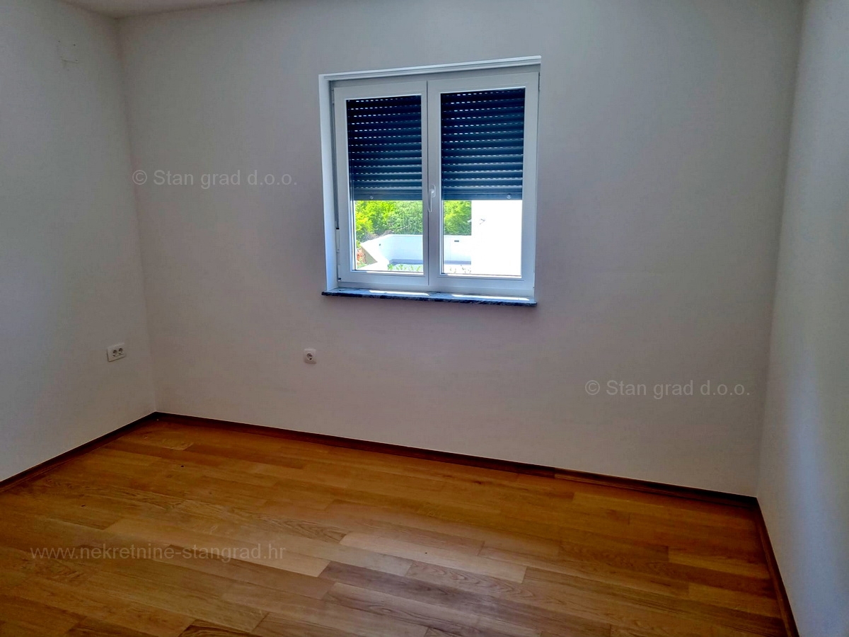 Malinska, novogradnja, 2 apartmaja v pritličju in 1. nadstropju z vrtom