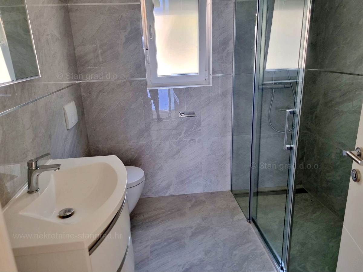 Malinska, novogradnja, 2 apartmaja v pritličju in 1. nadstropju z vrtom